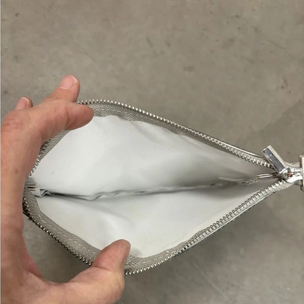 FOUNDATION LOUIS VUITTON ZIPPERED POUCH NEW WITHOUT TAGS